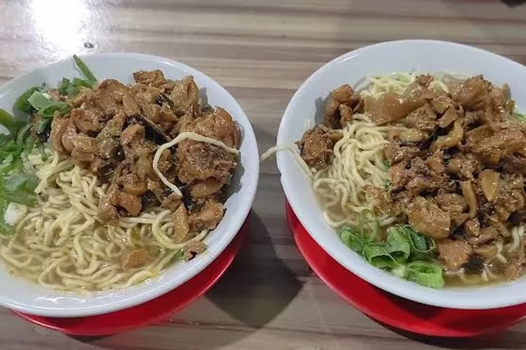 Mie Ayam Pak Kumis: Rahasia Rasa yang Menggoda di Tambakreja